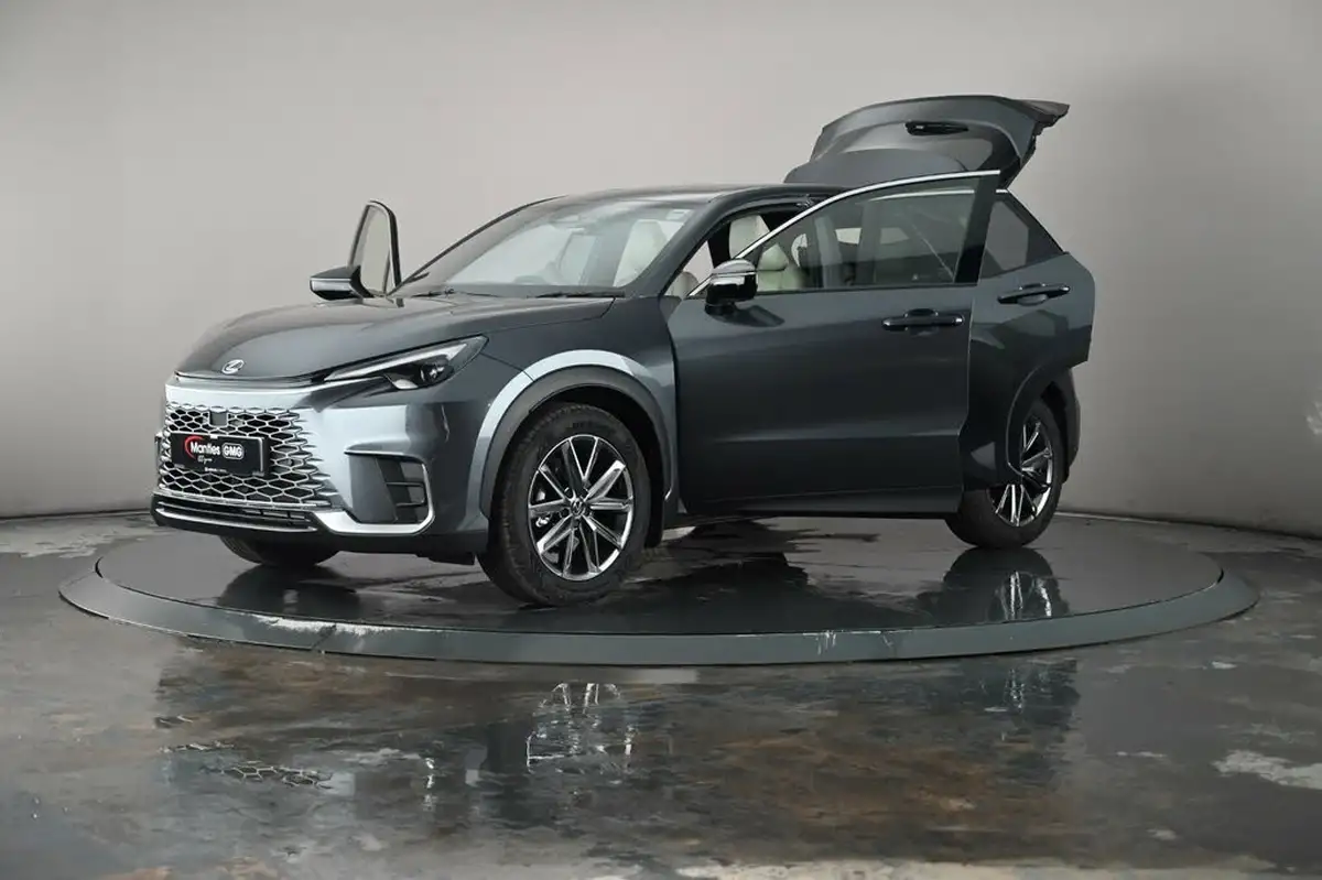 2025-lexus-lbx-15-premium-plus-big-49