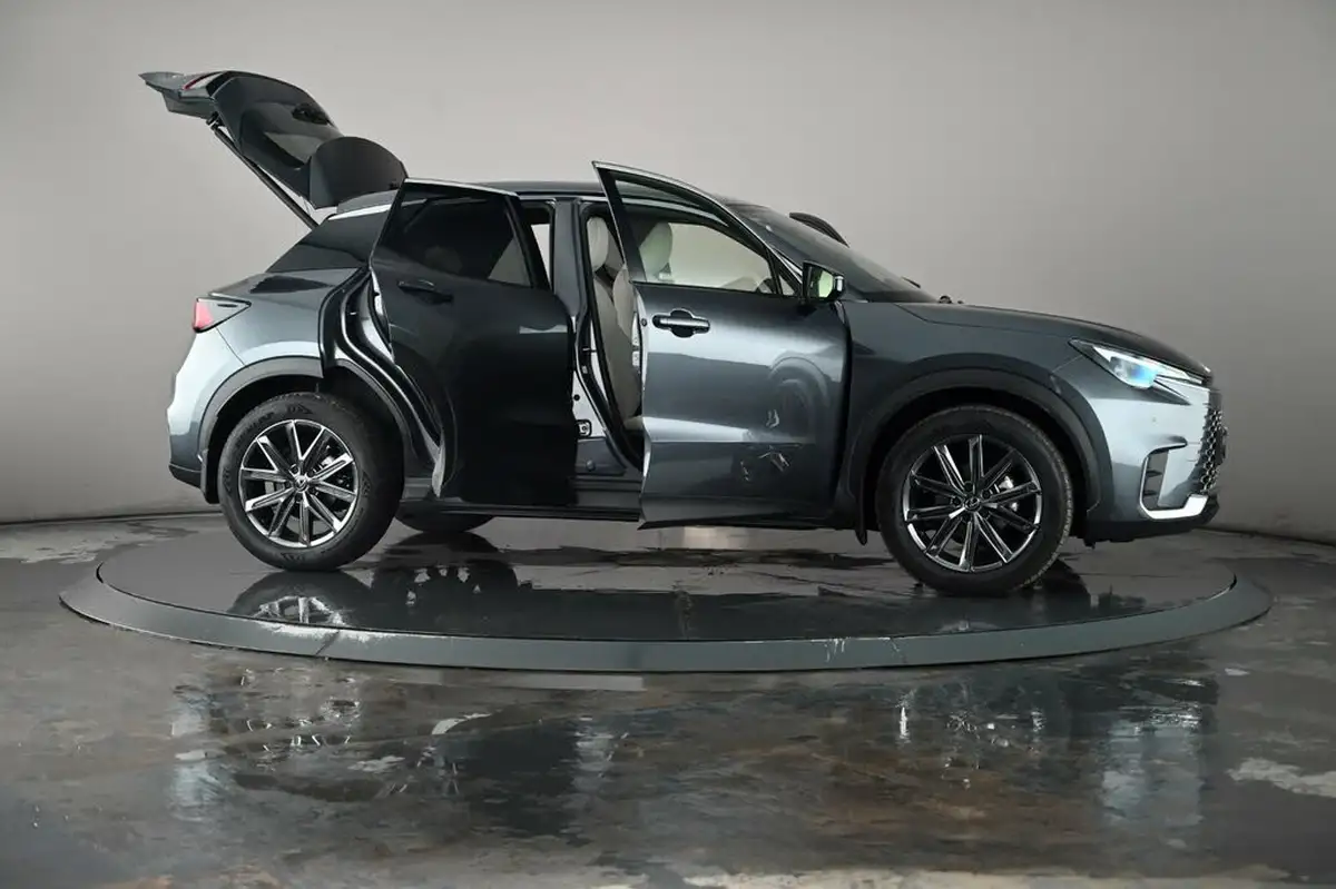 2025-lexus-lbx-15-premium-plus-big-73