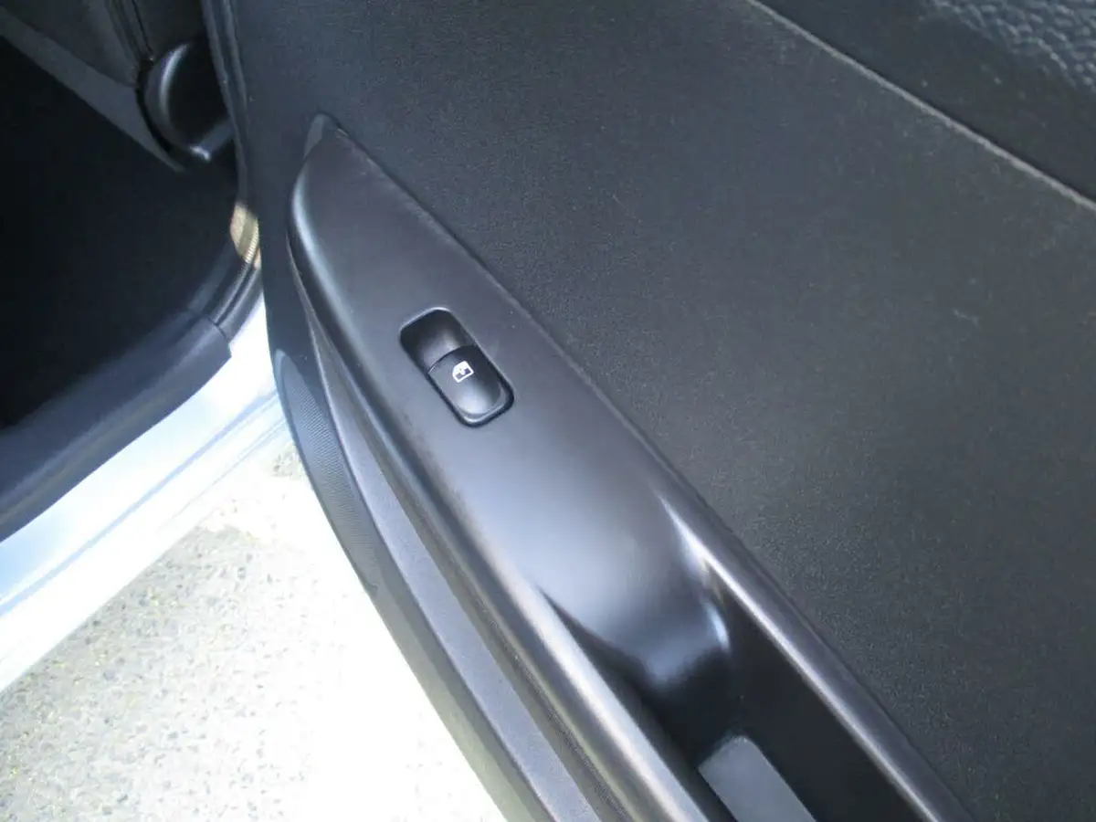 2014-hyundai-i20-12-active-5d-big-23