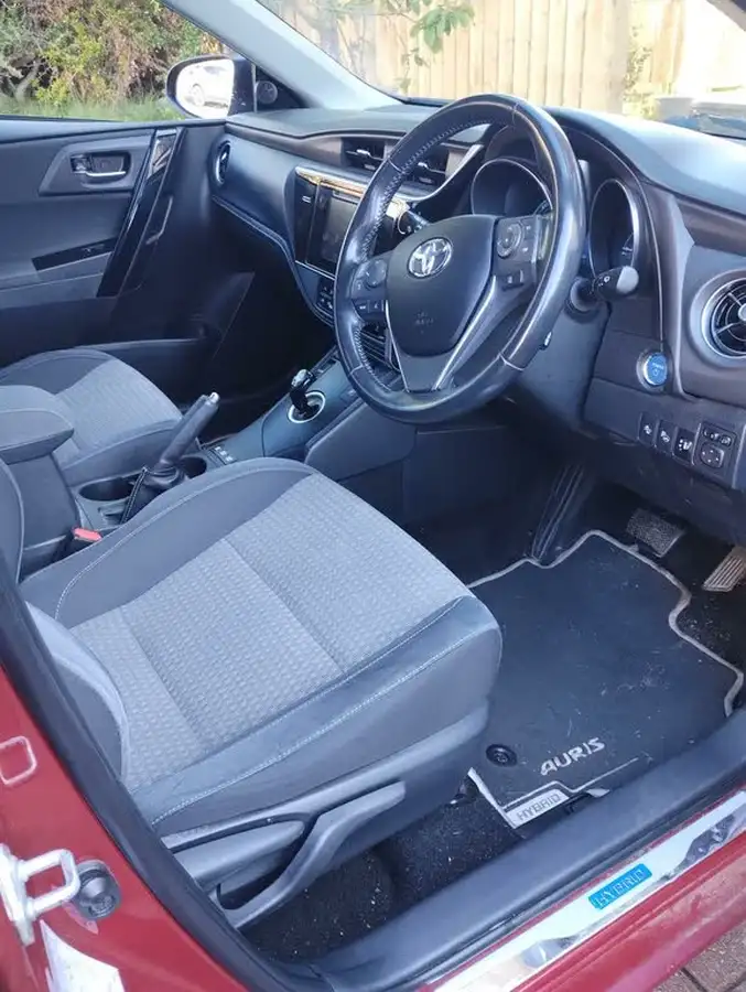 2018-toyota-auris-18-vvt-i-hsd-design-hatchback-big-5