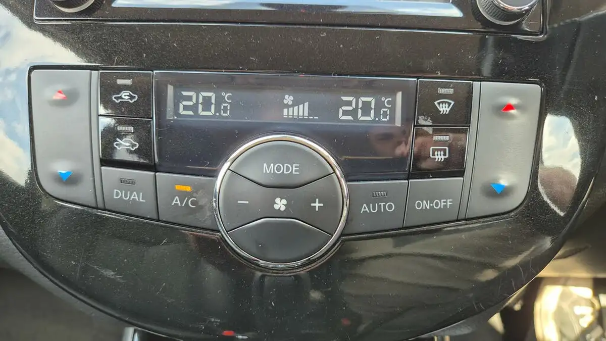 2015-nissan-pulsar-12-tekna-xtronic-big-39