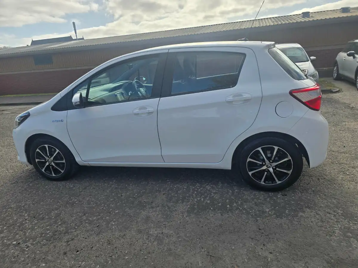 2019-toyota-yaris-15-vvt-i-icon-tech-98bhp-hybrid-1497cc-e-cvt-big-29