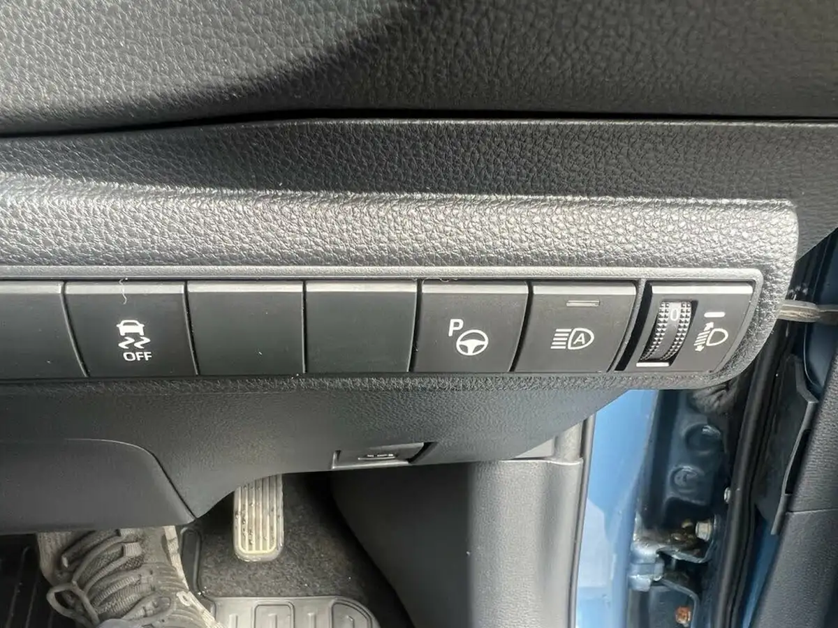 2020-toyota-corolla-18-vvt-i-excel-trk-hatchback-big-6