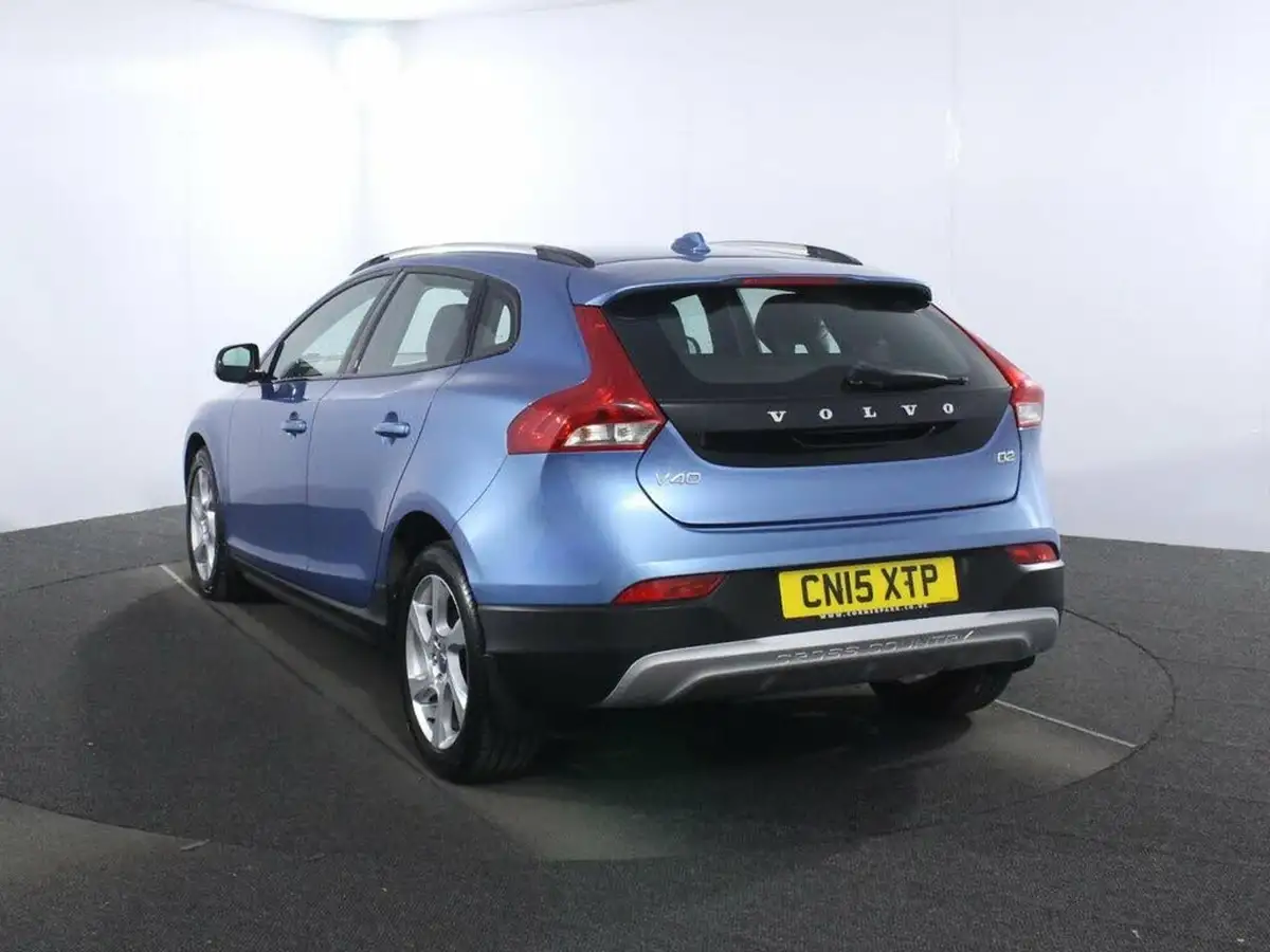 2015-volvo-v40-16td-d2-cross-country-lux-powershift-big-4