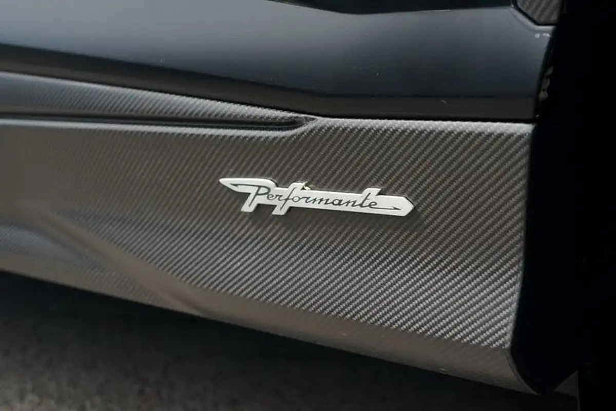 2023-lamborghini-urus-40-no-trim-big-13