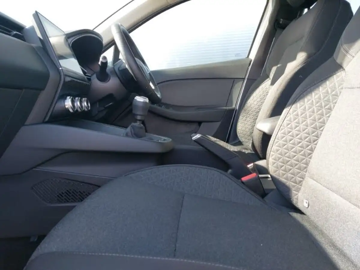 2021-renault-clio-10-tce-iconic-90ps-big-4