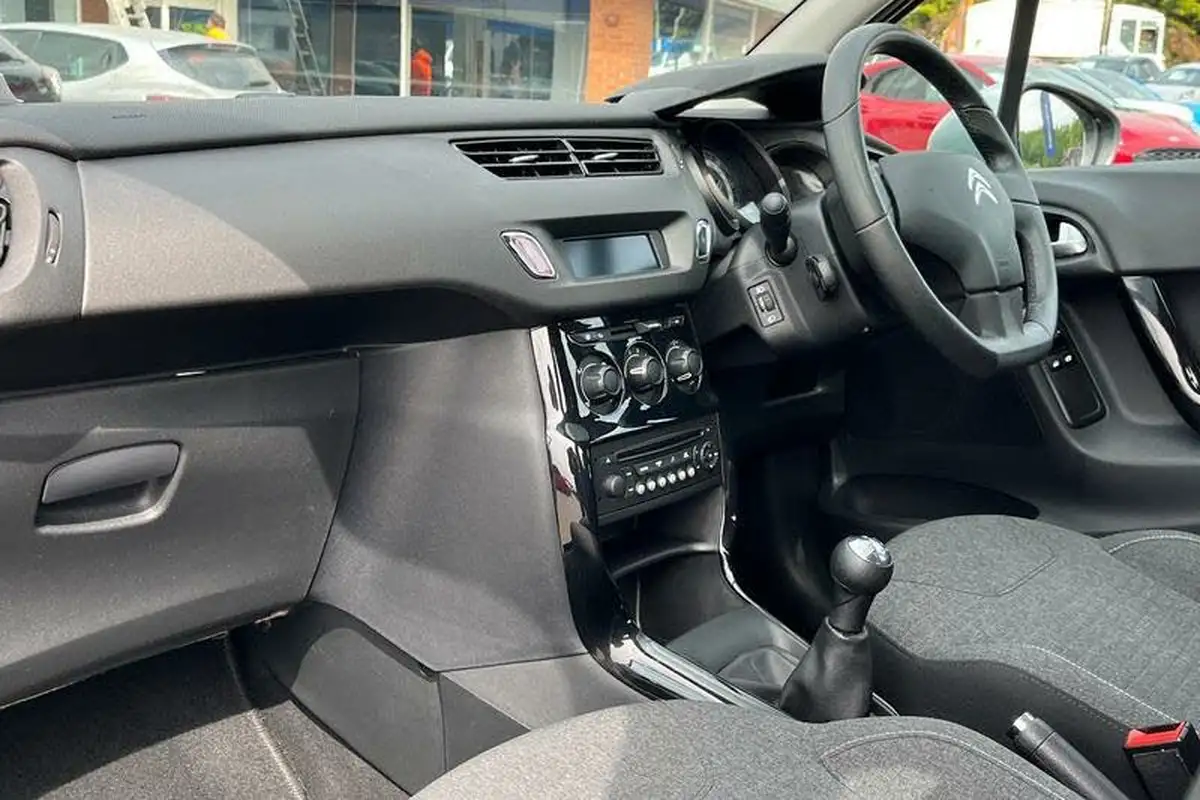 2015-citroen-c3-12-selection-big-17
