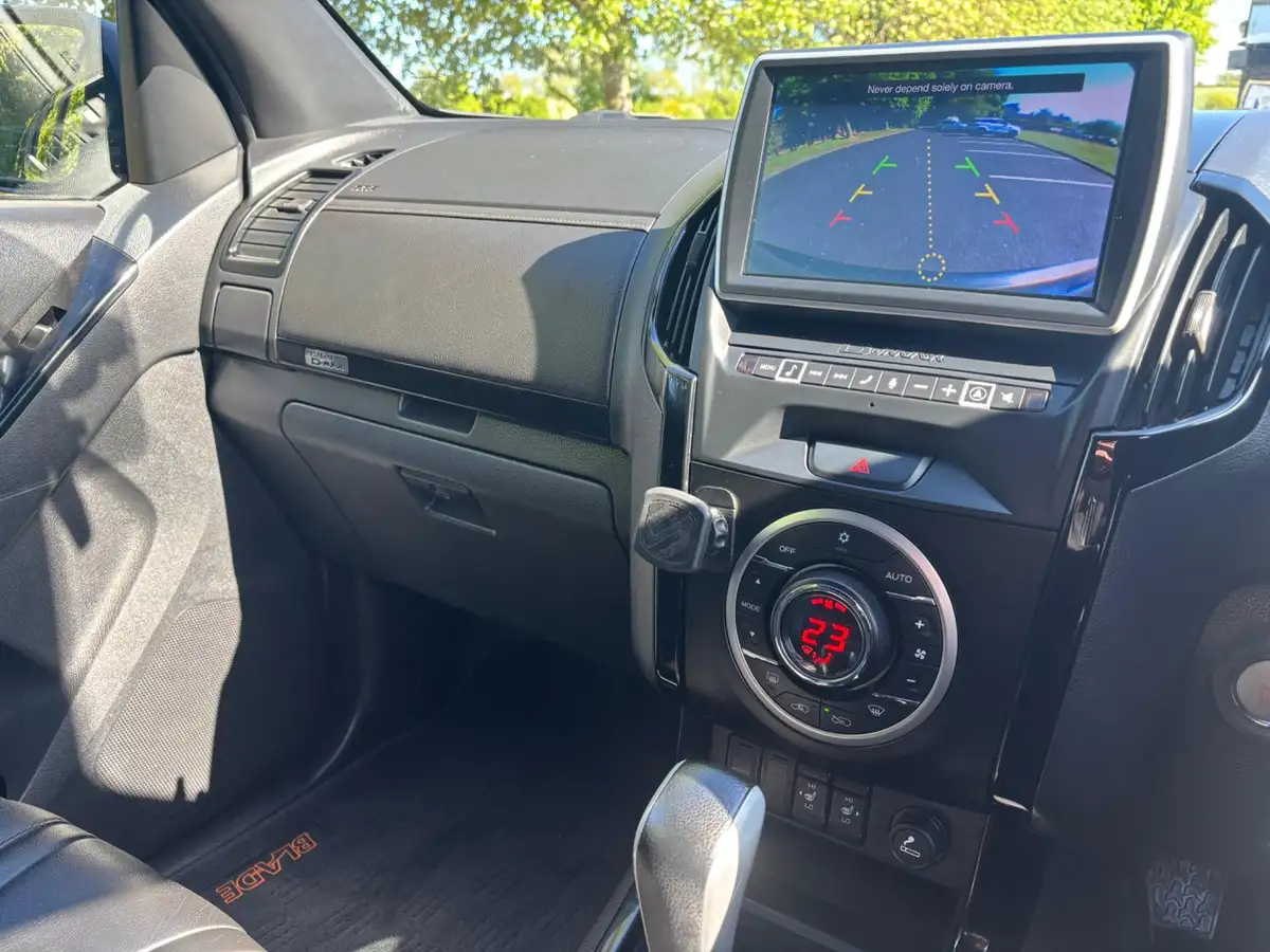 2019-isuzu-d-max-19td-blade-auto-big-11