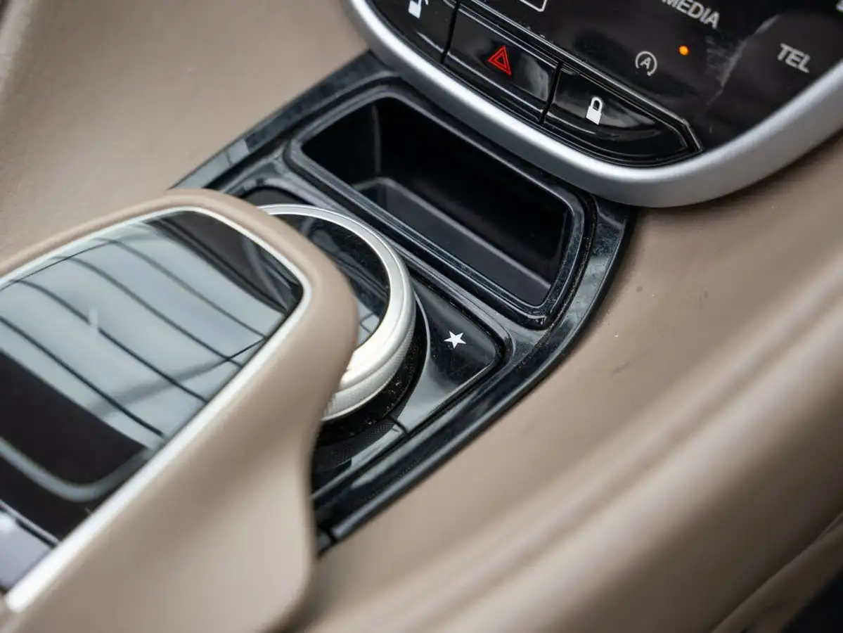 2018-aston-martin-db11-40-v8-big-19