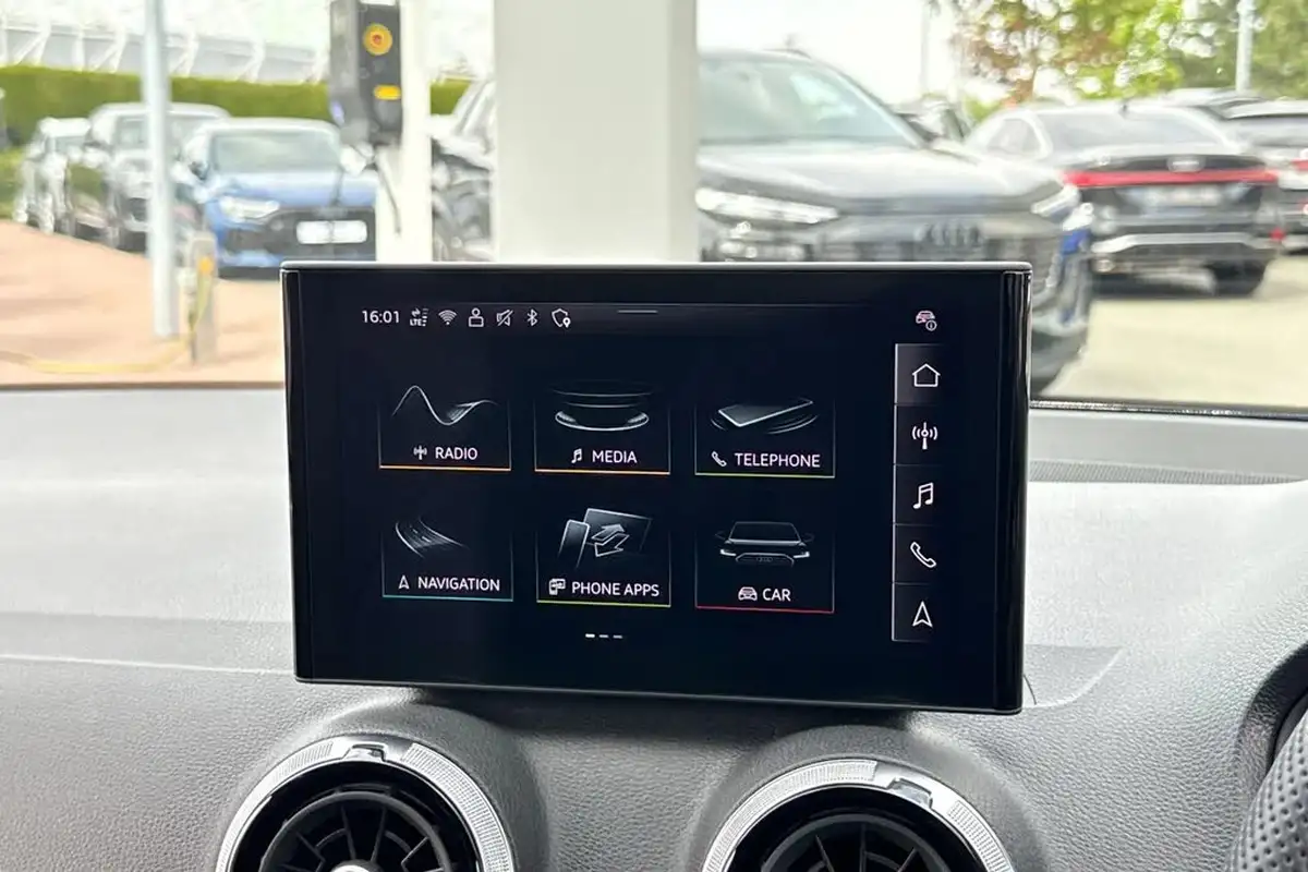 2025-audi-q2-15-35-tfsi-s-line-big-28