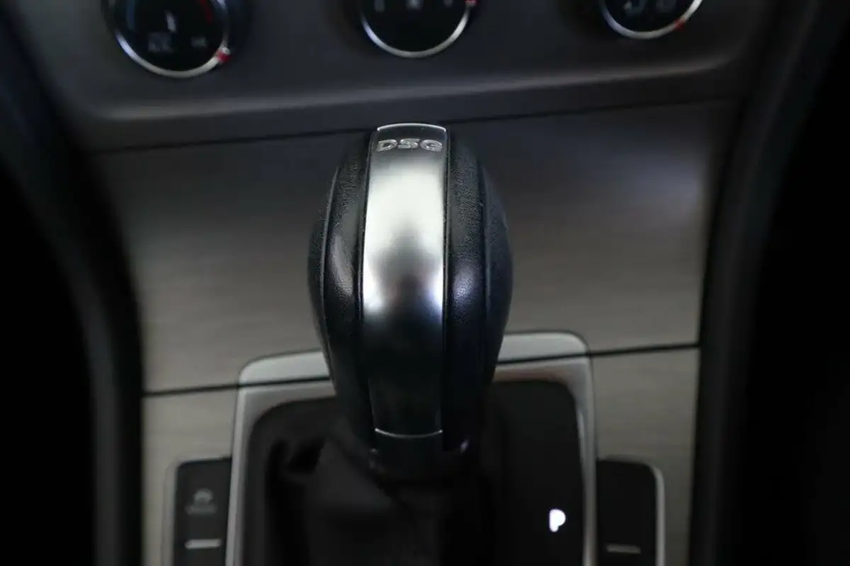 2015-volkswagen-golf-20tdi-match-bmtss-5d-dsg-big-25