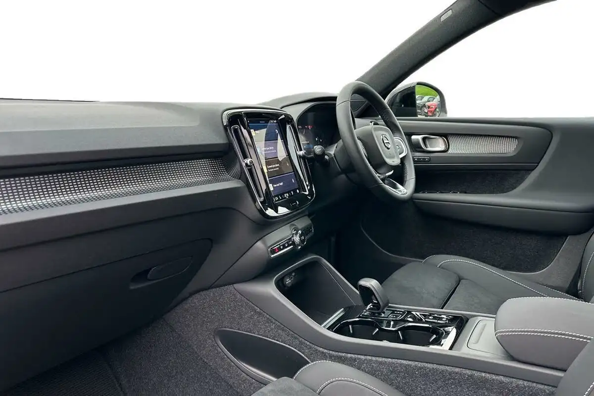 2024-volvo-xc40-20-b3-plus-big-1