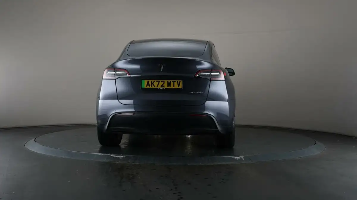 2022-tesla-model-y-e-long-range-big-70