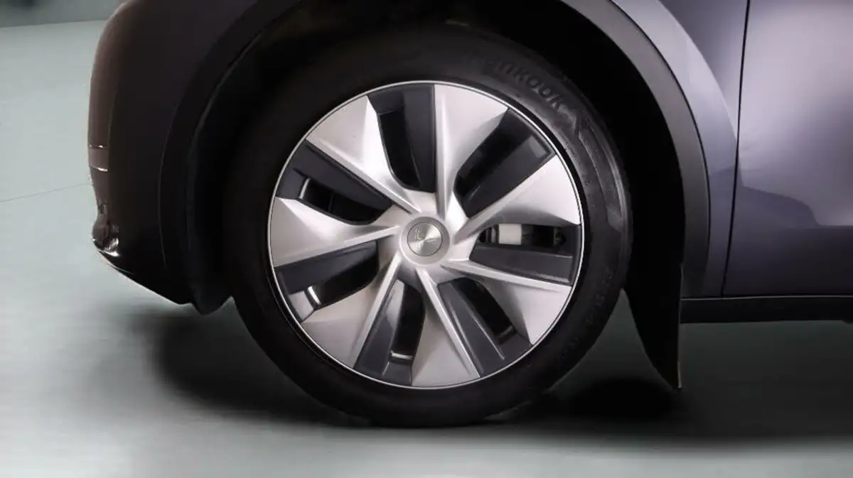 2022-tesla-model-y-e-long-range-big-18
