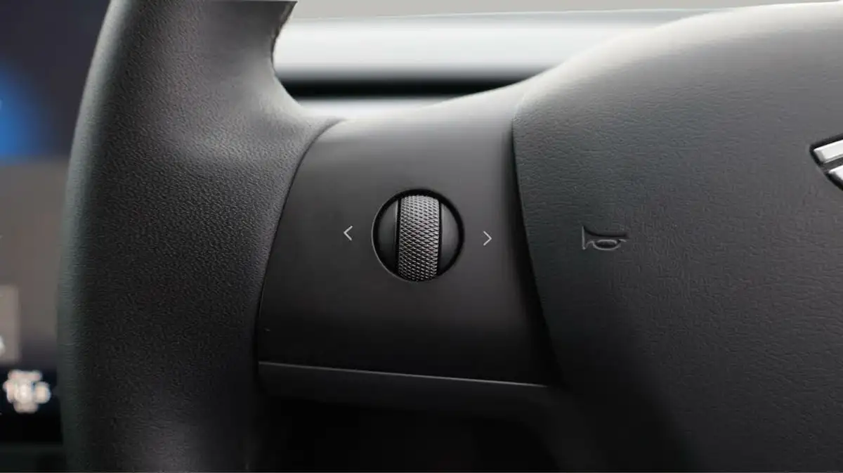 2022-tesla-model-y-e-long-range-big-23