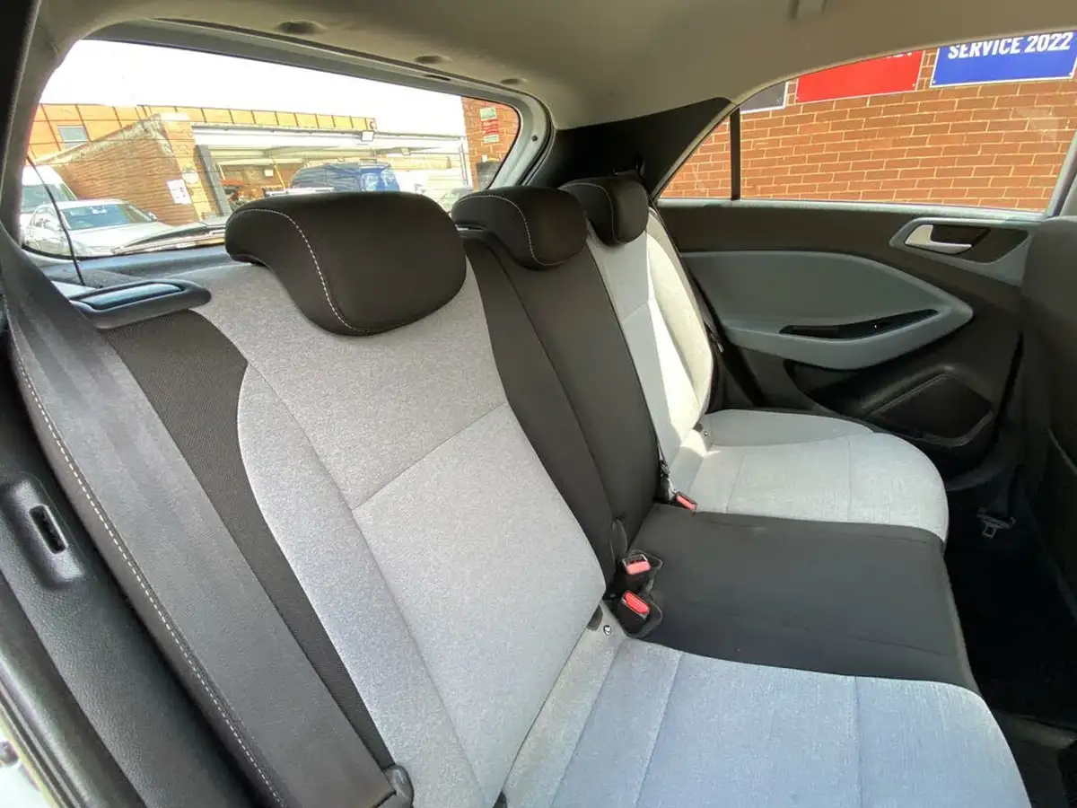 2015-hyundai-i20-12-se-hatchback-5d-big-41