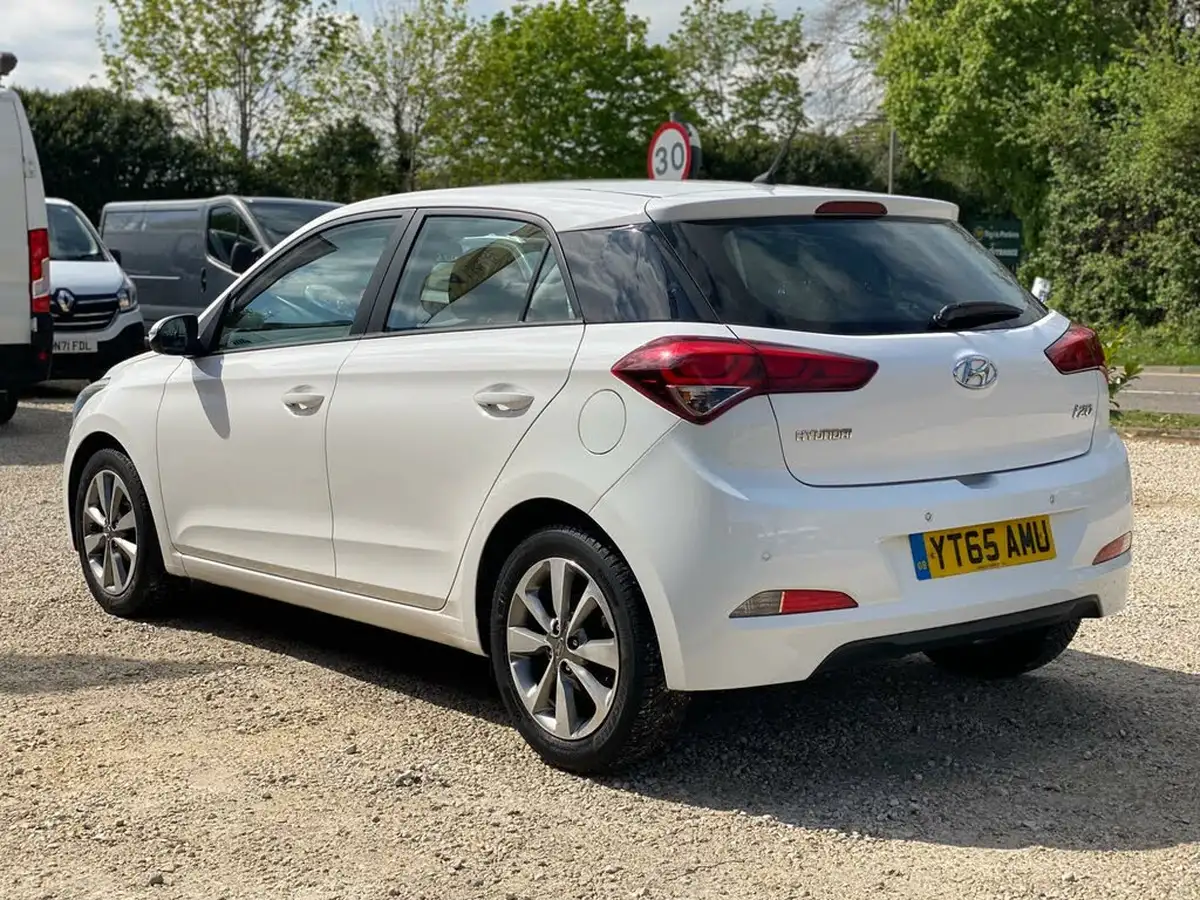 2015-hyundai-i20-12-se-hatchback-5d-big-17