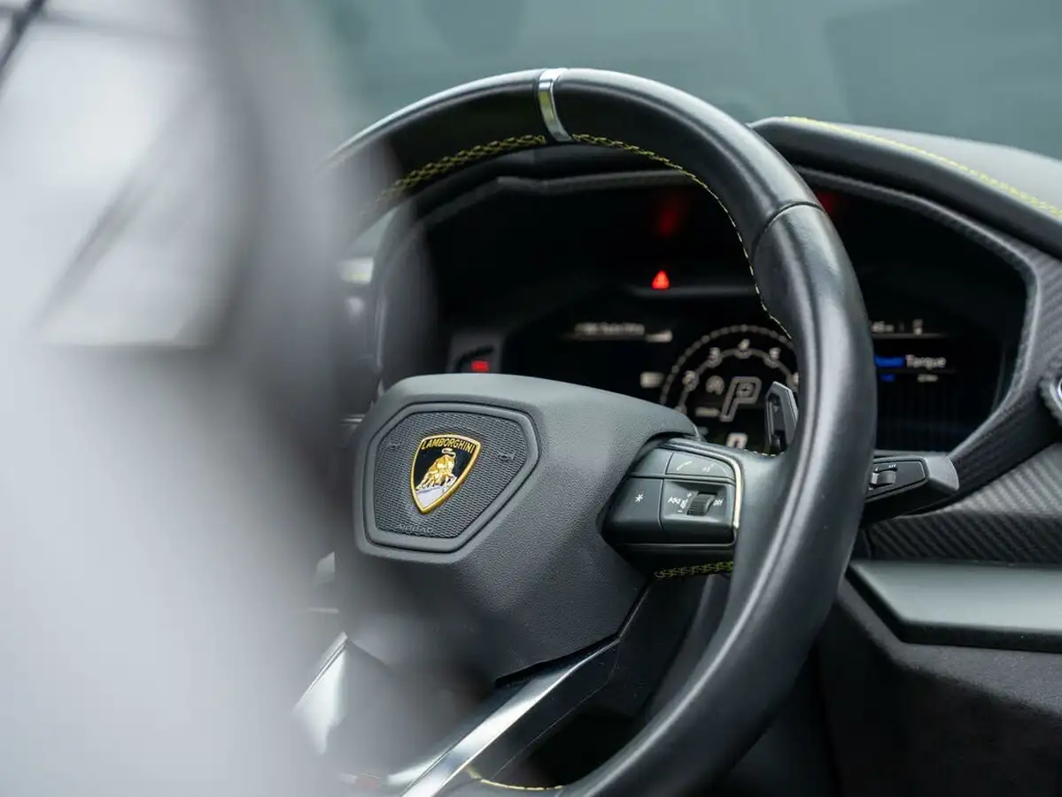 2022-lamborghini-urus-40-no-trim-big-45