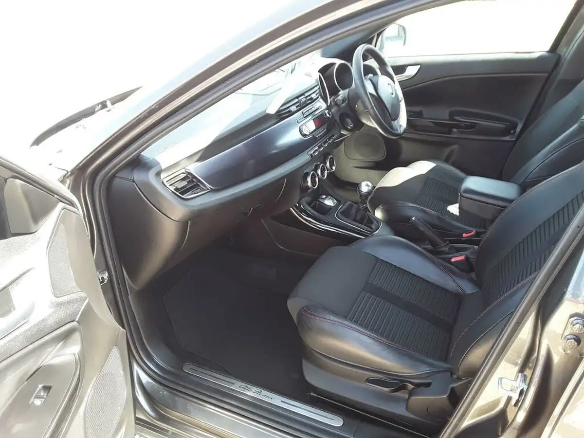 2011-alfa-romeo-giulietta-20td-veloce-170bhp-big-12