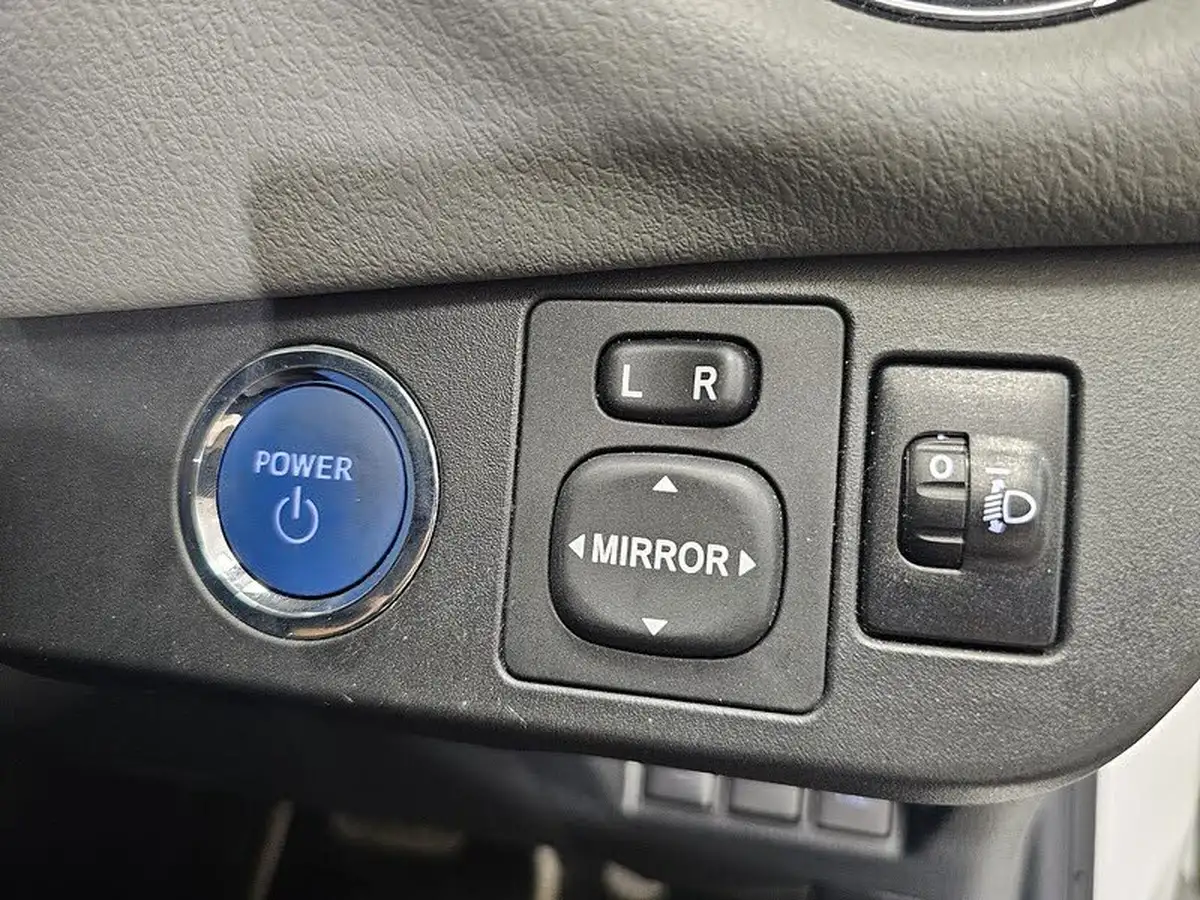 2017-toyota-yaris-15-vvt-i-icon-tech-98bhp-hybrid-1497cc-e-cvt-big-21