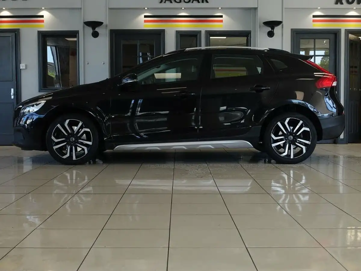 2018-volvo-v40-15-t3-cross-country-pro-big-8