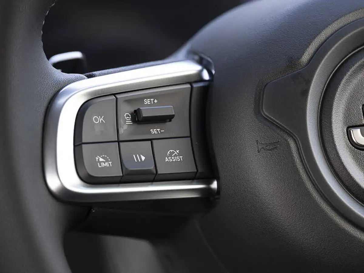 2025-jeep-avenger-12-gse-altitude-e-hybrid-48v-auto-big-10