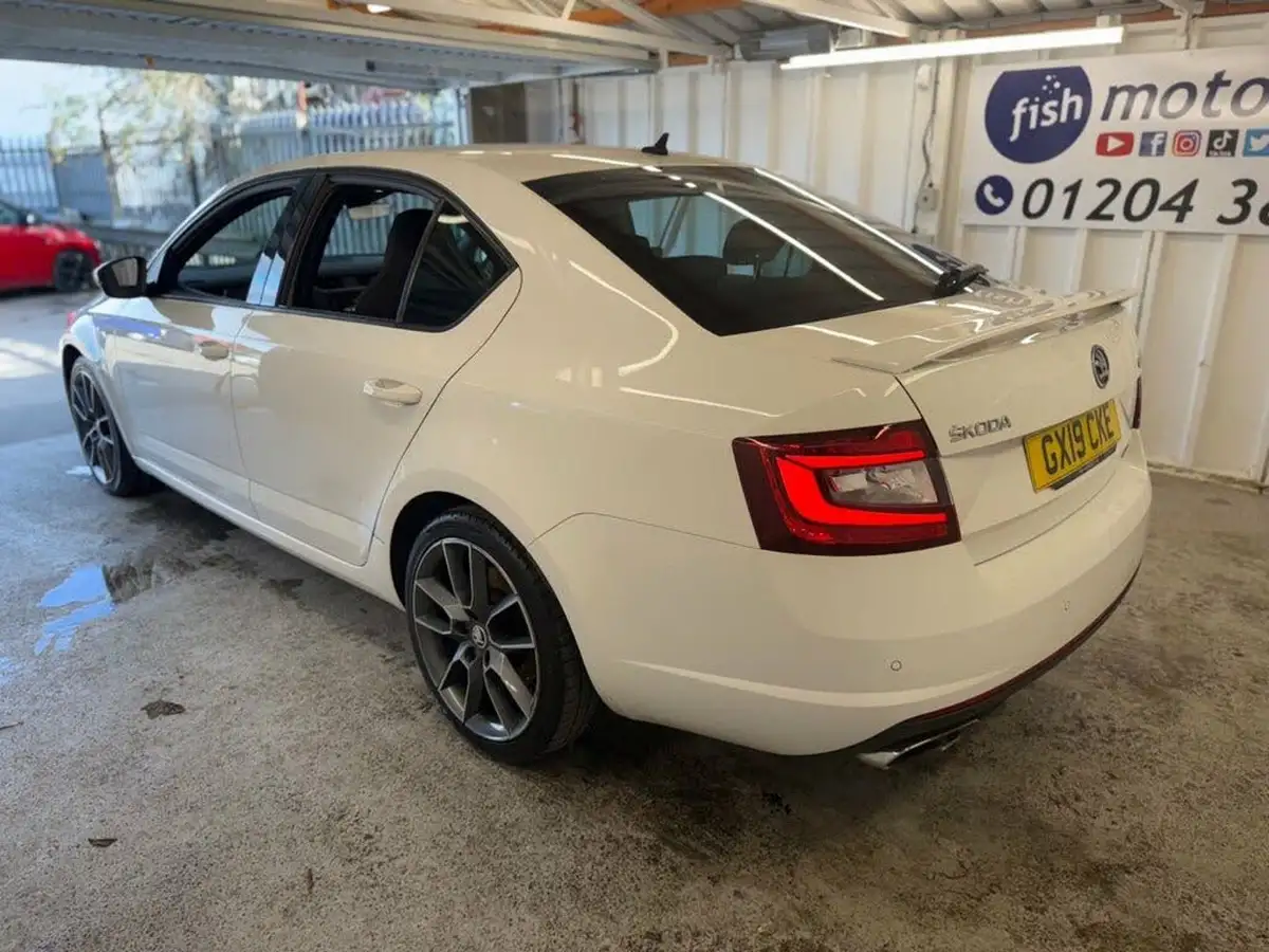 2019-skoda-octavia-20-tsi-vrs-hatchback-big-18