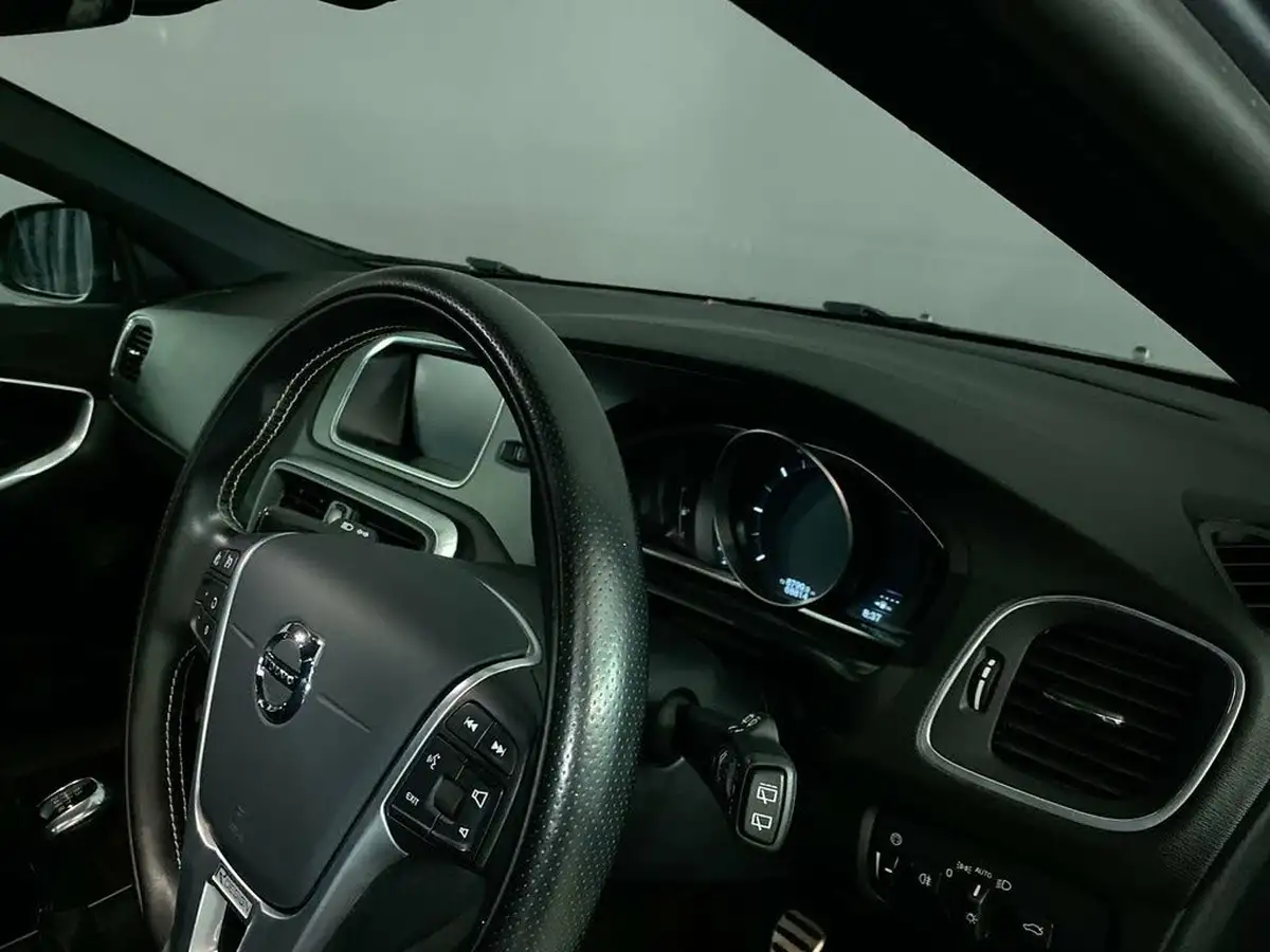 2019-volvo-v40-20td-d2-r-design-edition-big-23