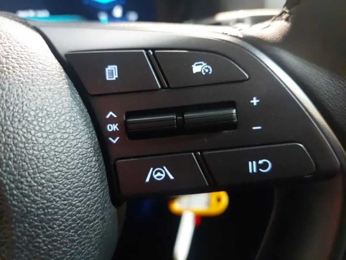 2024-hyundai-bayon-10-t-gdi-premium-100ps-two-tone-roof-big-12