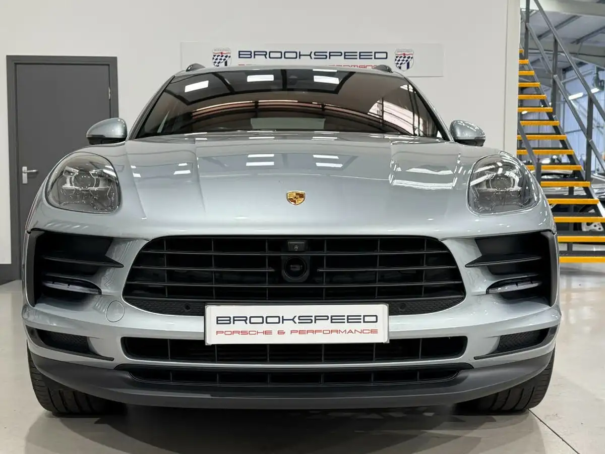 2018-porsche-macan-big-3