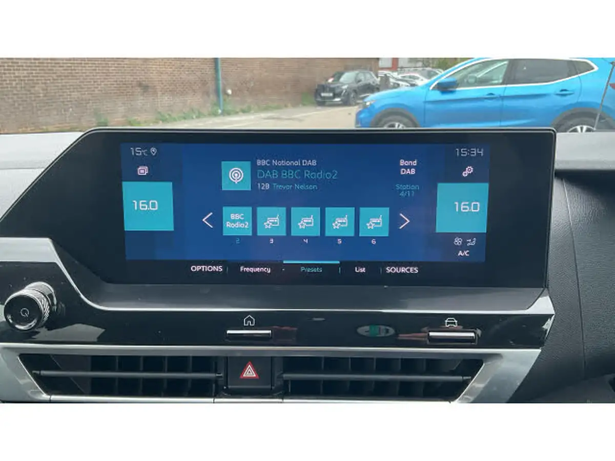 2022-citroen-c4-e-shine-big-11
