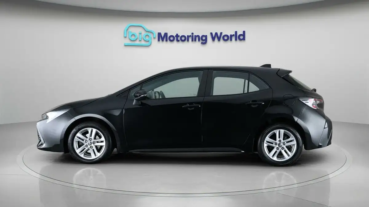 2022-toyota-corolla-18-vvt-i-icon-120bhp-trk-hatchback-5d-big-3