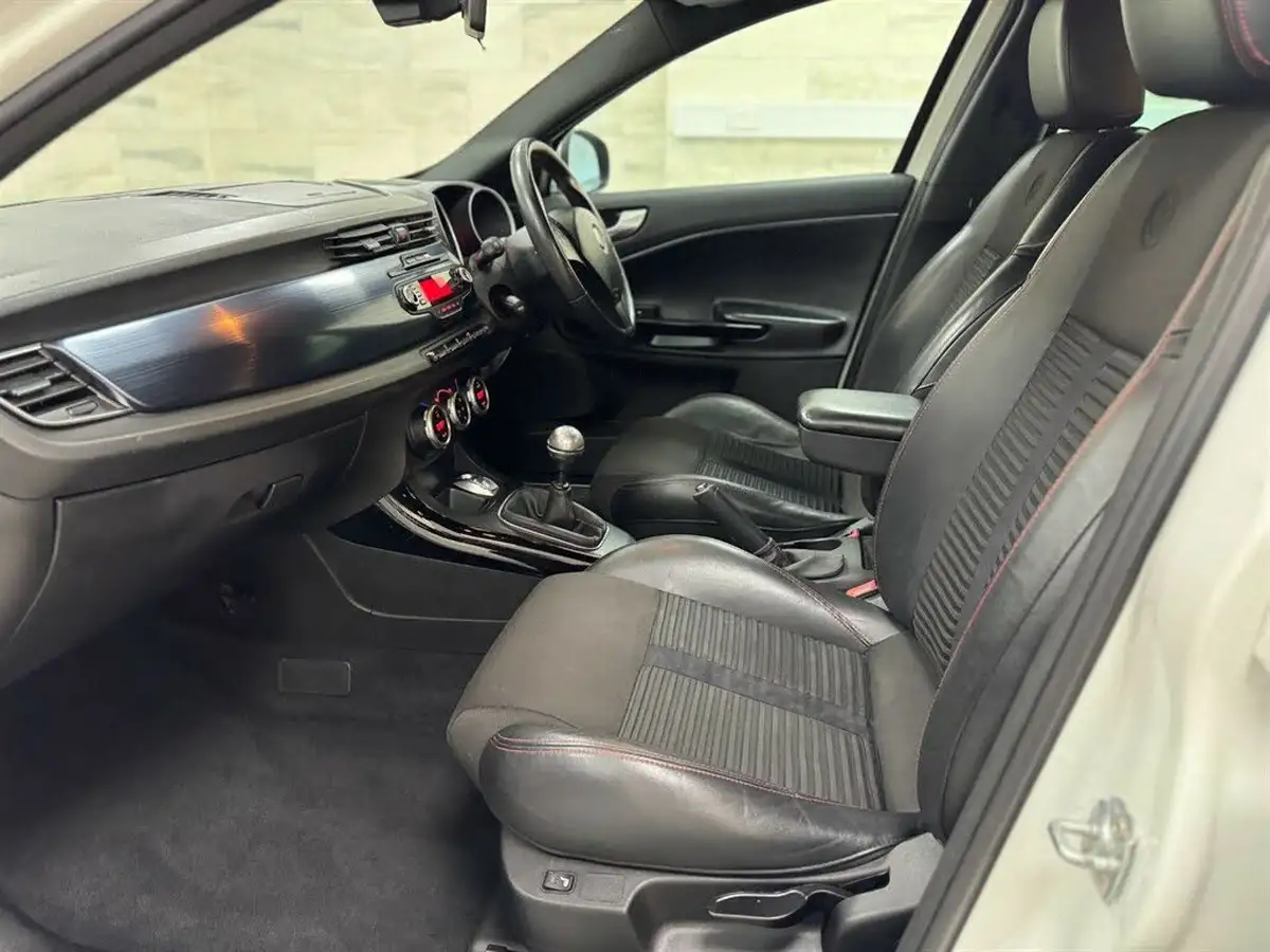 2011-alfa-romeo-giulietta-14-veloce-multiair-170bhp-big-43