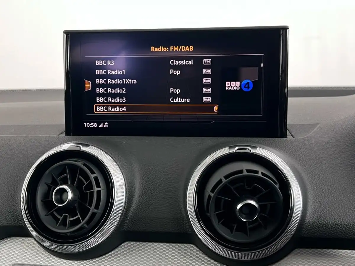 2021-audi-q2-10-30-tfsi-sport-big-30