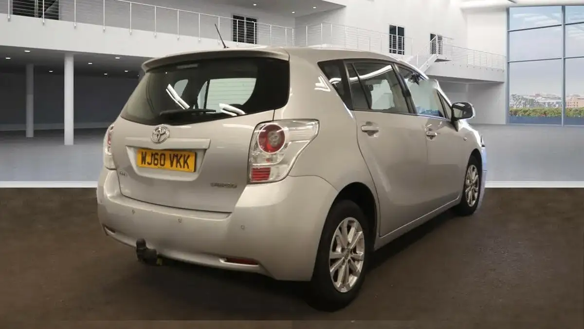 2011-toyota-verso-20td-tr-big-2