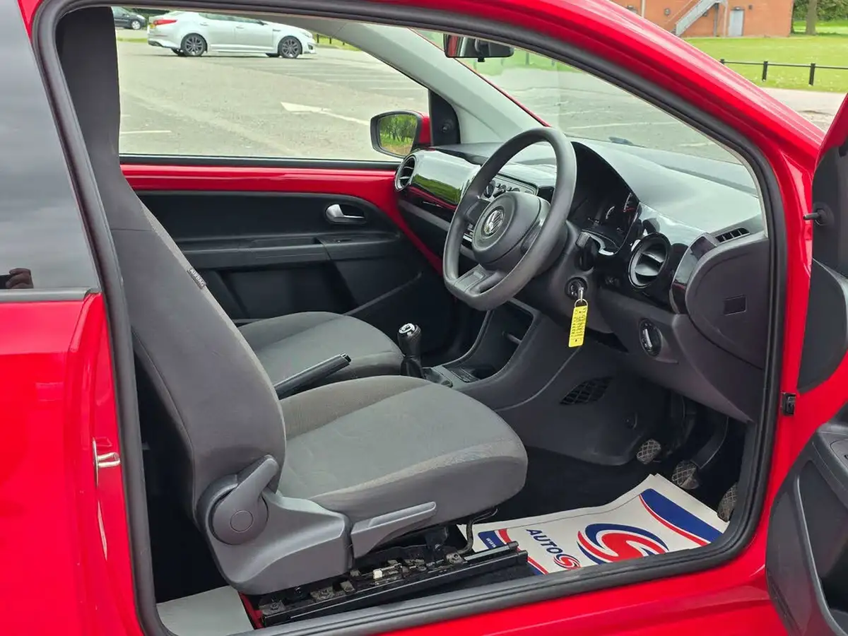 2014-volkswagen-up-10-move-up-59bhp-3d-big-18