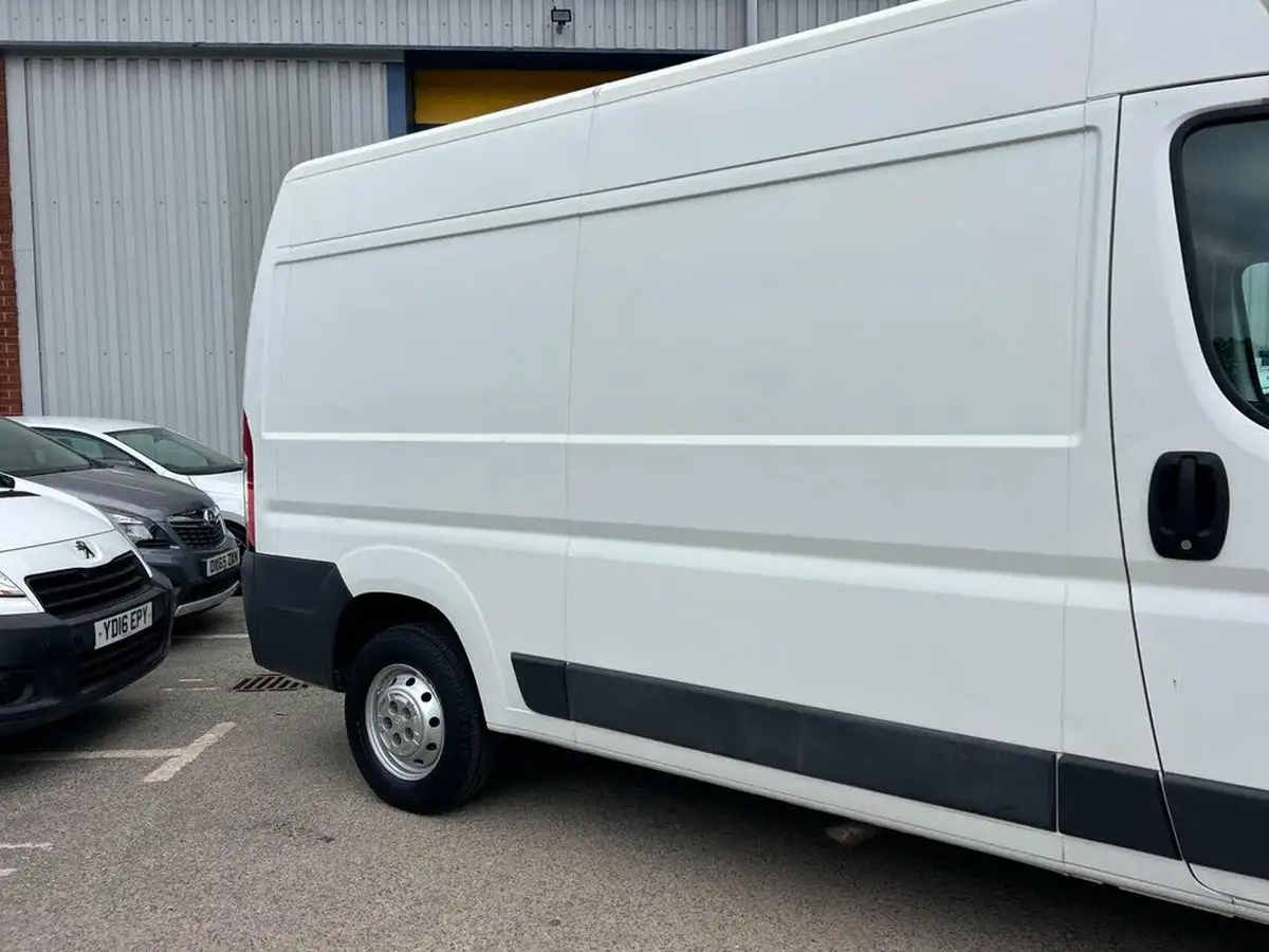 2014-citroen-relay-22td-35-l2h2-big-1