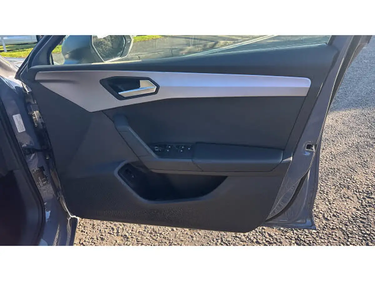 2025-seat-leon-15-e-hybrid-fr-black-edition-hatchback-big-18