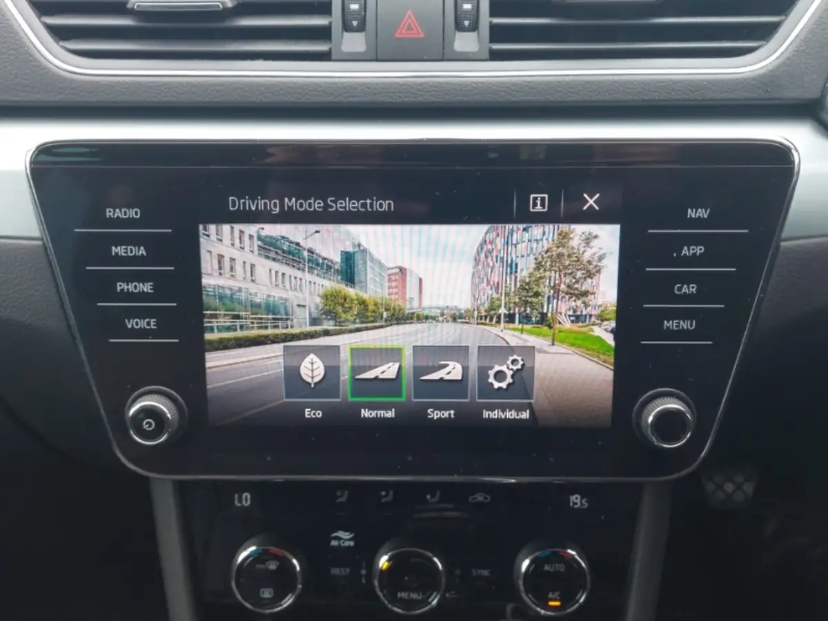 2018-skoda-superb-20tdi-scr-se-technology-hatchback-big-18
