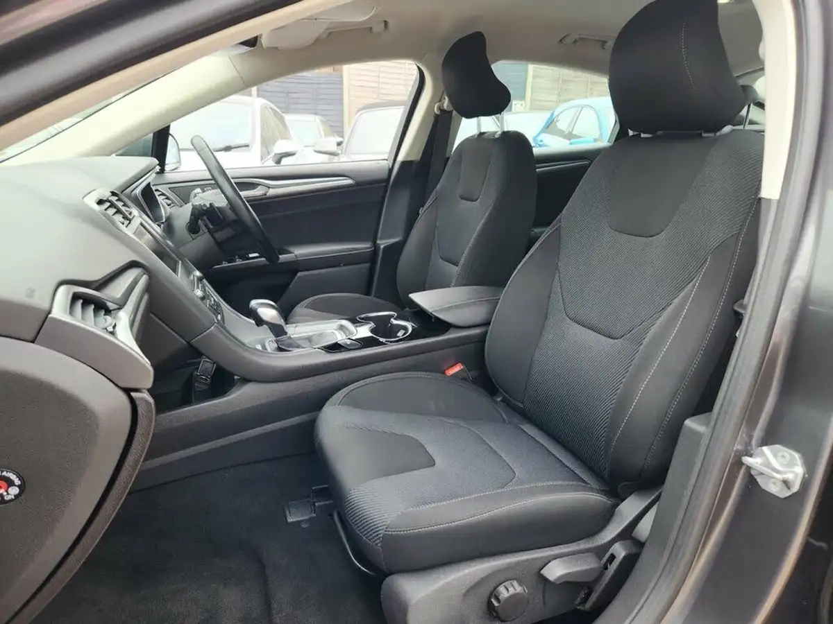 2016-ford-mondeo-big-11