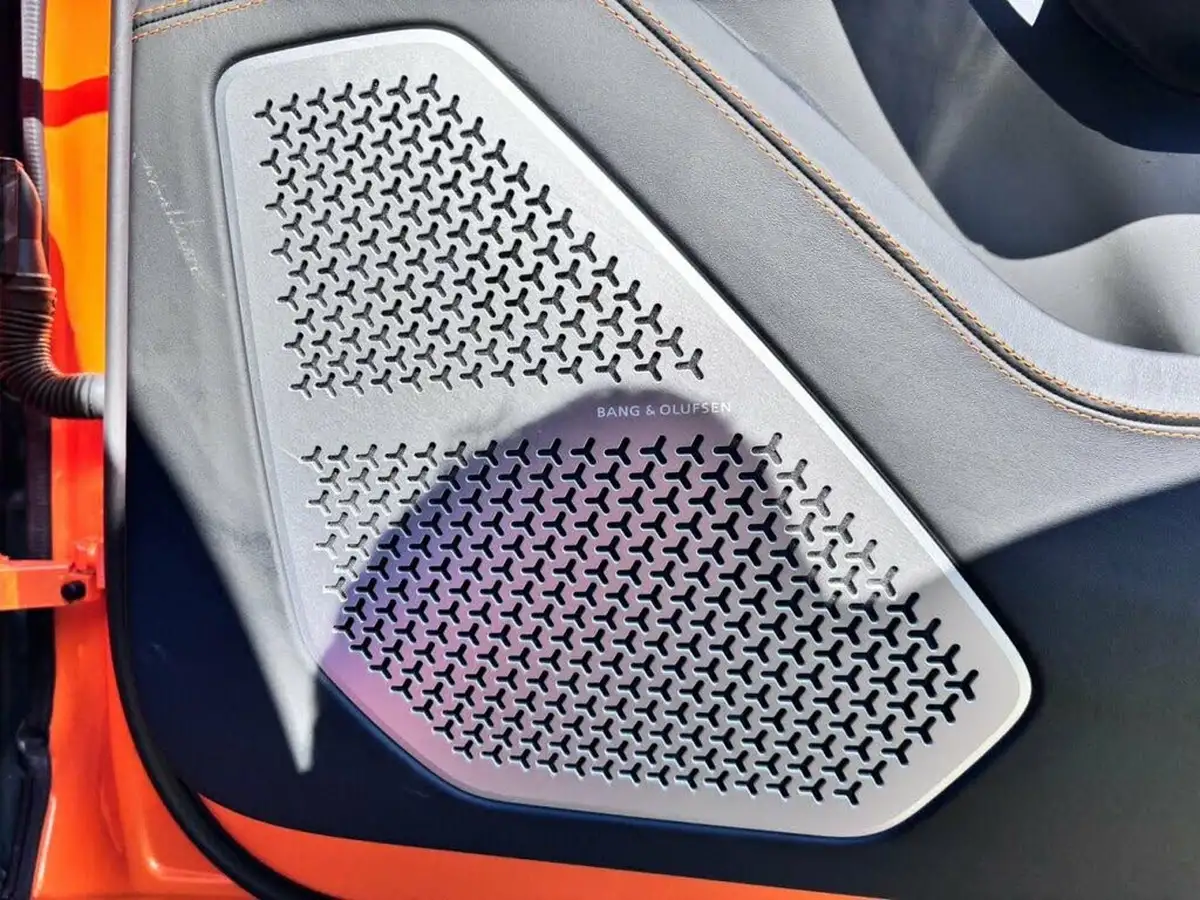 2023-lamborghini-urus-40-no-trim-big-15