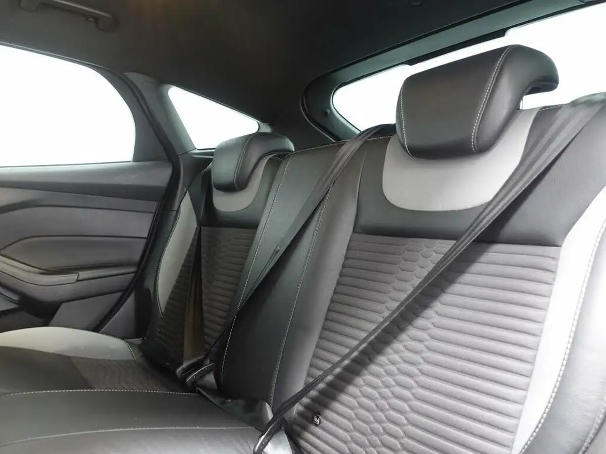 2015-ford-focus-20tdci-st2-hatchback-big-15