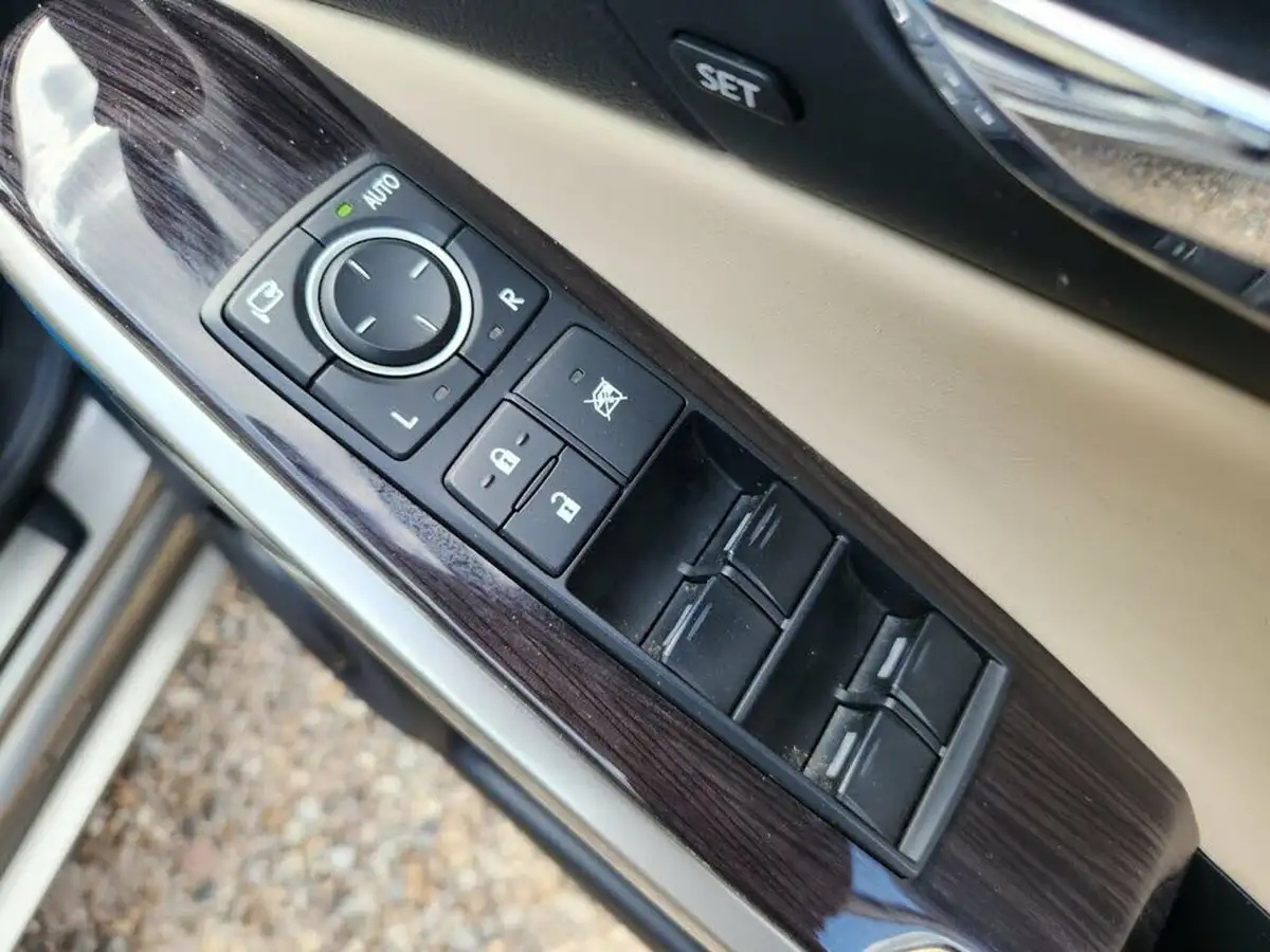 2014-lexus-is-300h-25-premier-big-30