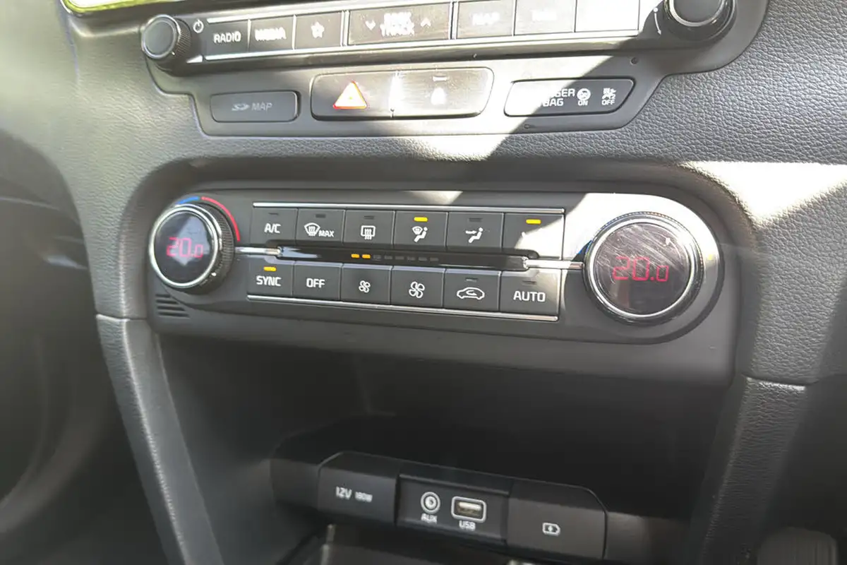 2018-kia-ceed-10-t-gdi-3-hatchback-big-15