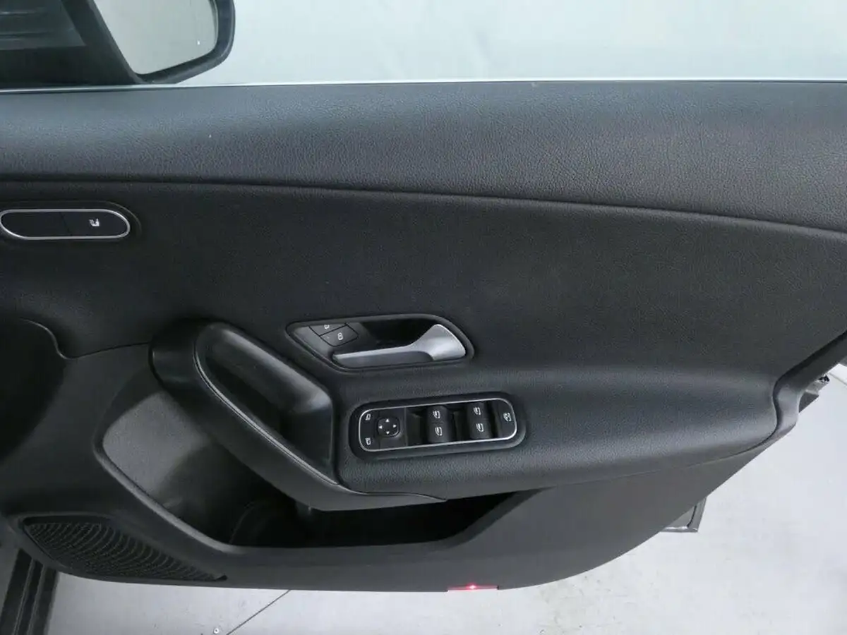 2021-mercedes-benz-a-class-20d-a180d-se-8g-dct-big-22