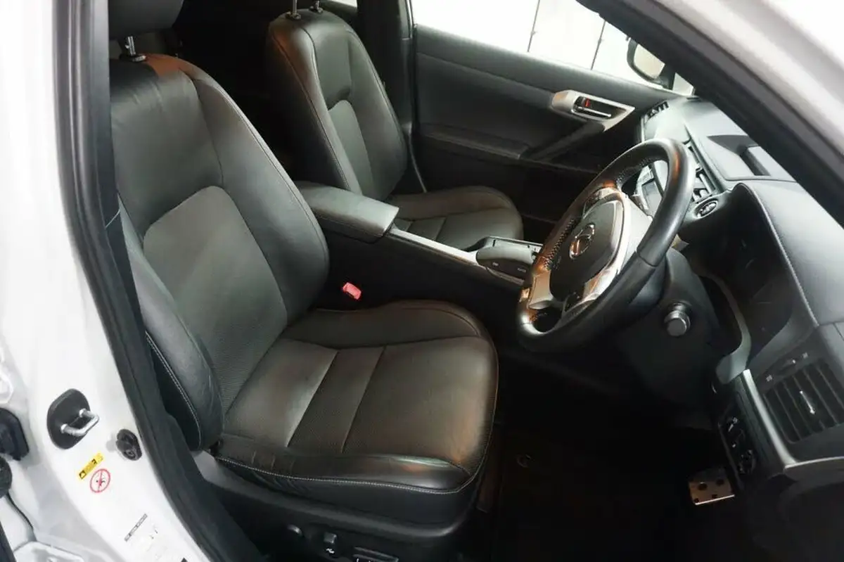 2012-lexus-ct-200h-18-f-sport-big-14