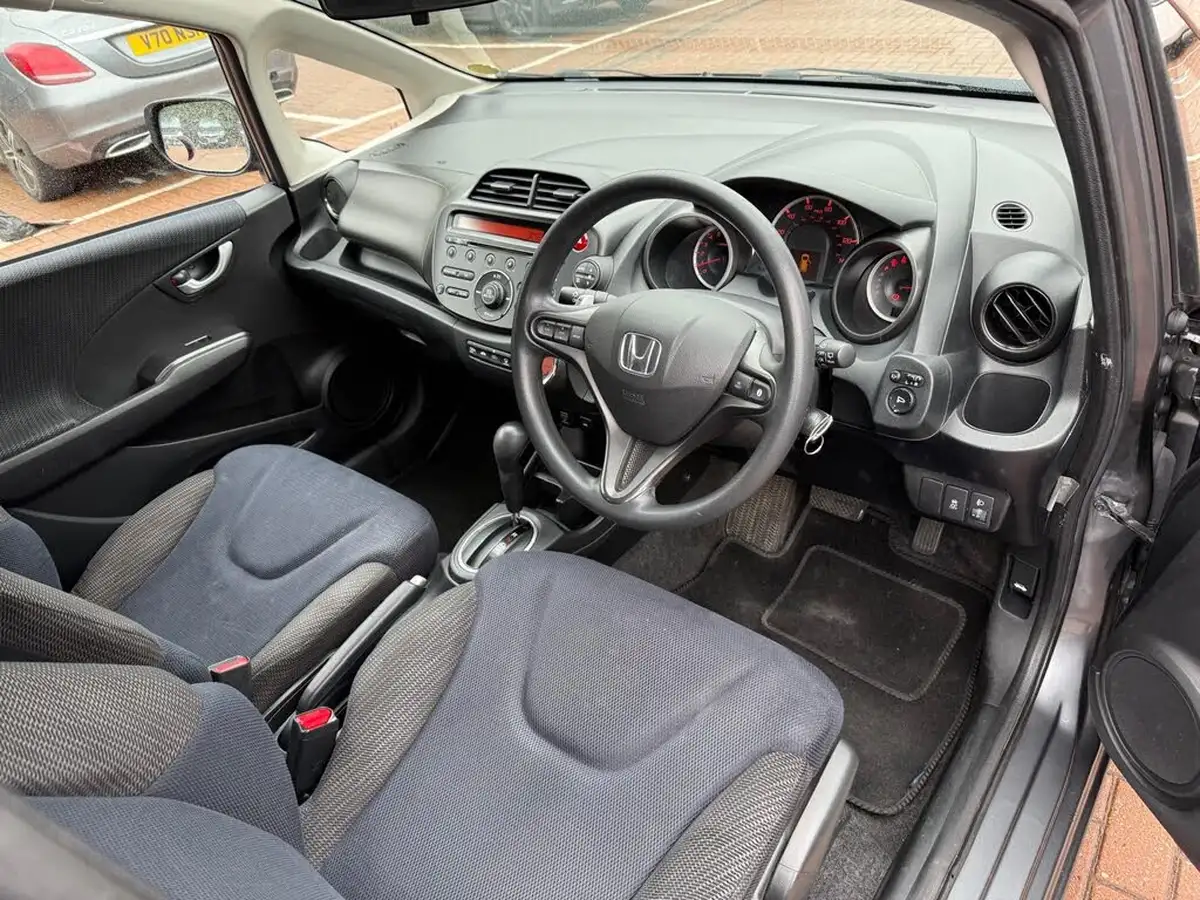 2012-honda-jazz-14-es-cvt-big-29