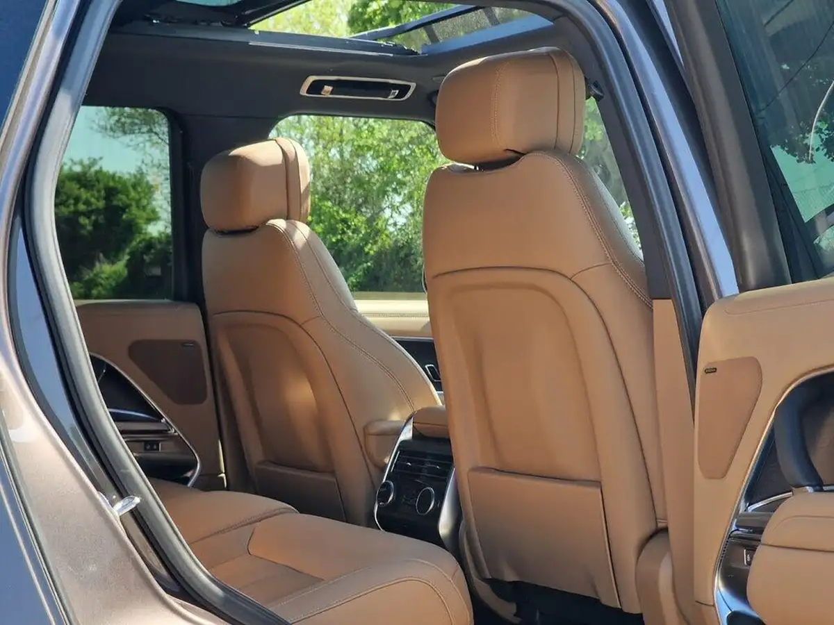 2023-land-rover-range-rover-30-p400-hse-big-7