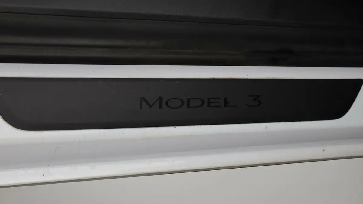 2020-tesla-model-3-e-long-range-big-22