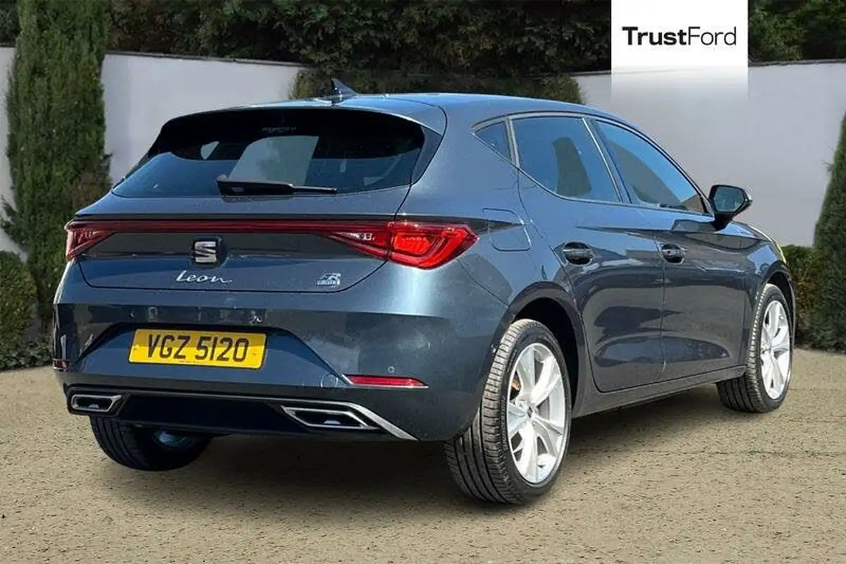 2021-seat-leon-14-e-hybrid-fr-hatchback-big-3